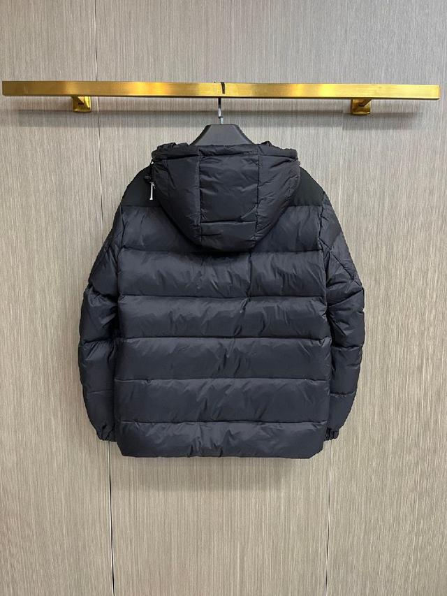 新款羽绒服。这款号称羽绒服届最贵的，全部90绒的。