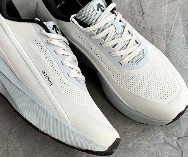 迪桑特DESCENTE Enerzite 时尚潮流 低帮跑步鞋 男女同款 灰黄色