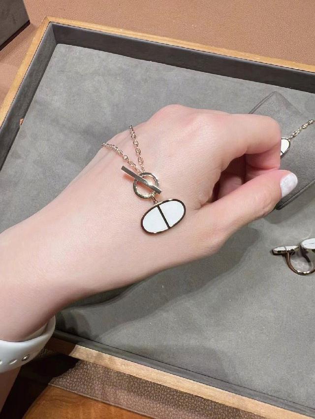 经典系列款式，项链手链耳钉戒指一套出齐，logo齐