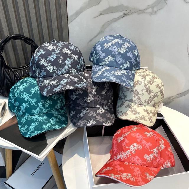 这款棒球帽真的百搭不过时，性价比也很高，美到逆袭～