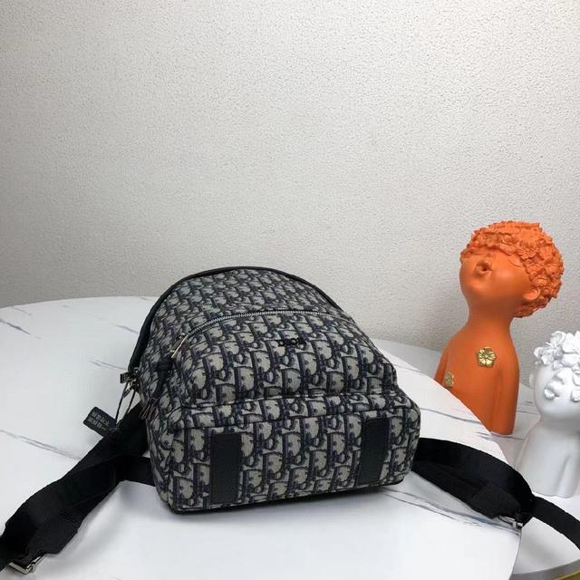 Christian Dior 尼龙提花肩带，可肩背或斜挎。 尼龙内部