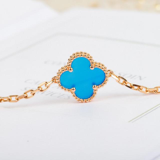 我们的顶级终极版本采用的是纯银材质，再到表层电镀超厚的真金电镀层，