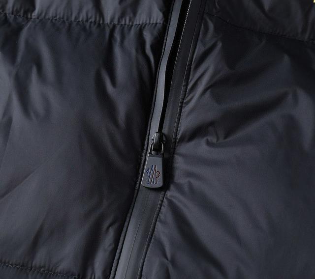 新款羽绒服。这款号称羽绒服届最贵的，全部90绒的