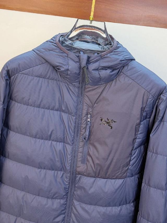 ⬆️PRADA 科技皮膜羽绒马甲.此款衣服面料为24最新