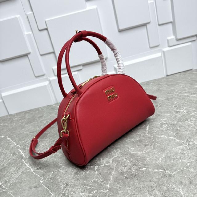 miumiu新品走秀款饺子包，官网主推，今年绝对爆🔥款式