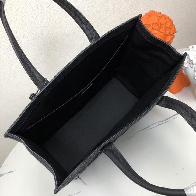 这款 Safari 手袋是二零二三秋季新品，兼具高雅风范与实用功能