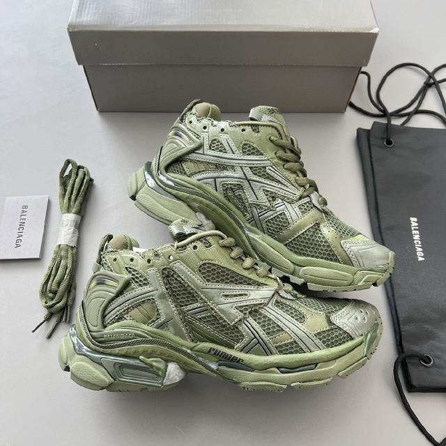 巴黎世家-Runner、是通过溢胶、做旧、缝线等细节，