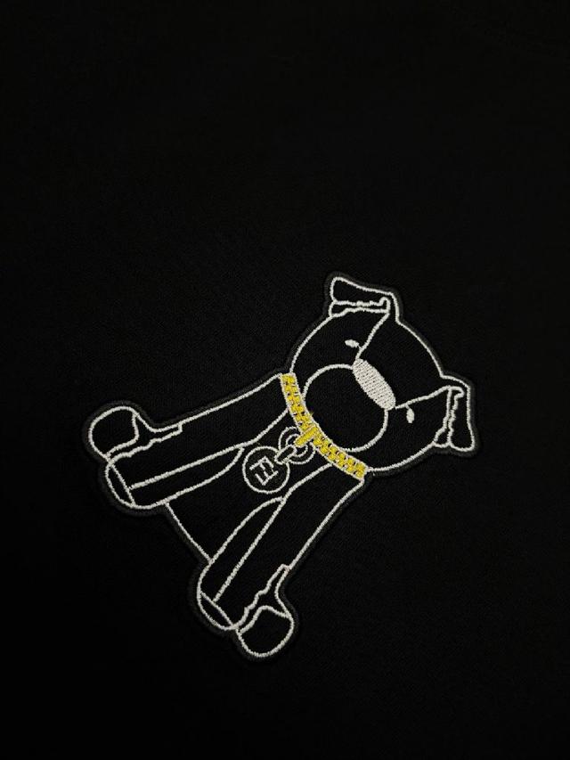 高支高密300克双纱纯棉面料，整体的触感舒适，亲肤效果也是极佳。且版型