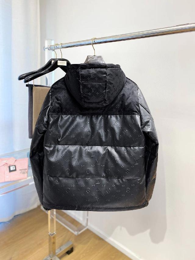 官网款2025秋冬新款羽绒服。这款号称羽绒服届最高端的，全