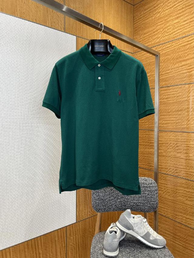 贴合手臂线条，不易变形卷边，细节处彰显品质；左胸处绣有品牌标志性小马刺绣，针脚细密精致