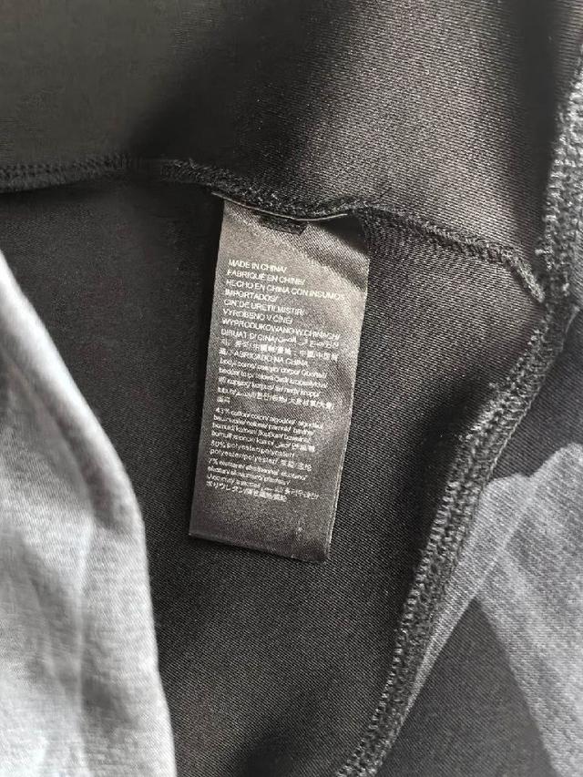 这款T恤极简主义设计和精美细节于一身。Oversize饰边引人联想