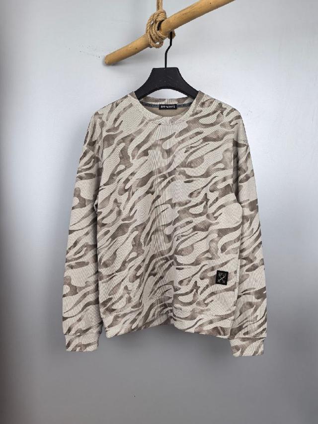 新款设计感卫衣  官网同步！这款T恤极简主义设计