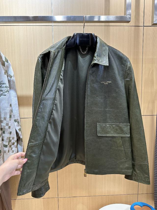 ⚠️整体车工走线细密均匀，皮领编织松散、袋位偏移、