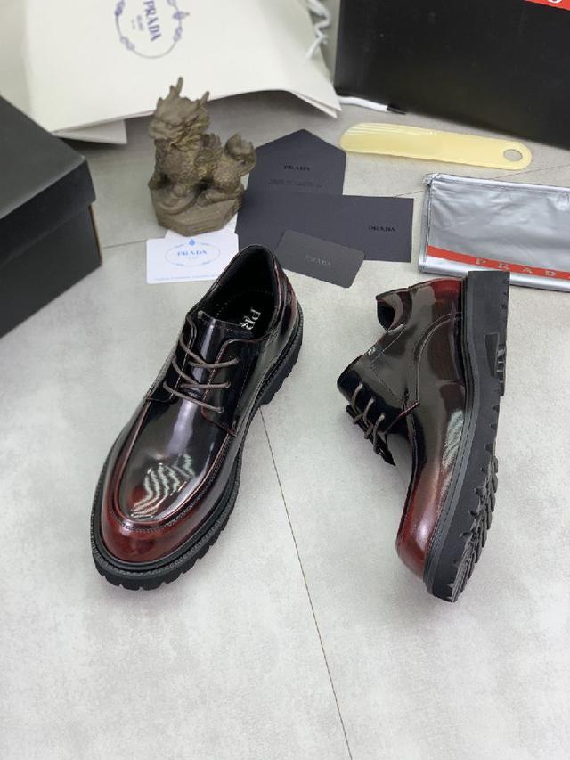 运动老爹鞋结合高科技透气材质与牛皮，侧面P家专属