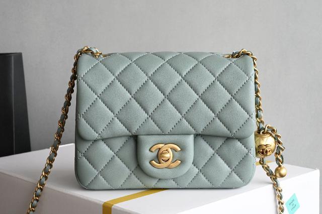 新元素设计的一款链条手拿包🆒 腰身线条感犹如艺术品，让人一见倾心