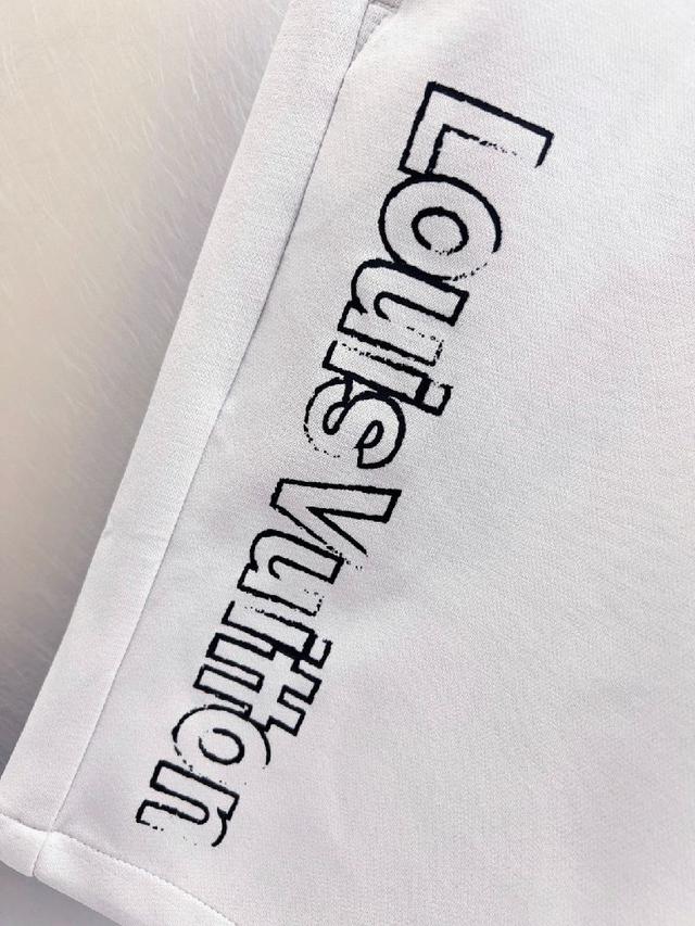 细节无可挑剔，顶级辅料配备，原版logo设计理念，手感细腻柔软