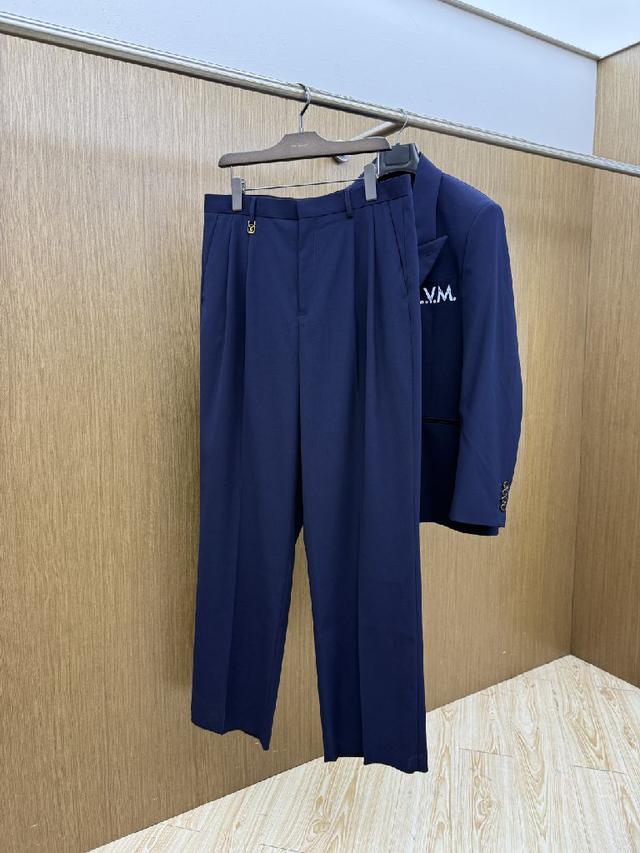 版聚酯纤维面料，透气柔软保暖性很强，笔挺垂感十足，整件衣服车工走线整齐平整