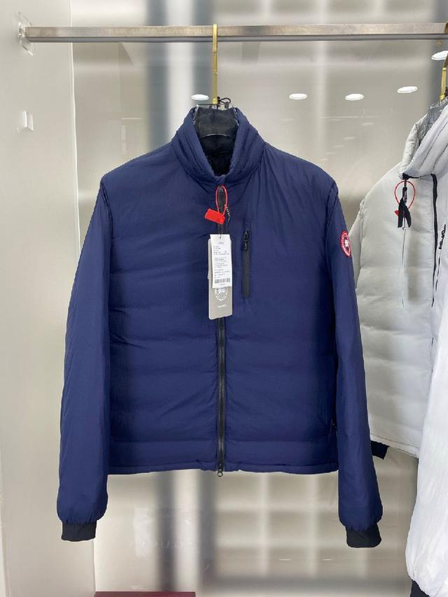 秋冬新款羽绒服。这款号称羽绒服届最贵的，全部90绒的
