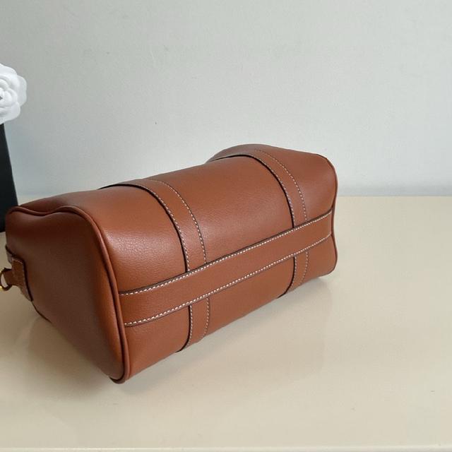 2022春夏新款CUIR水桶、采用凯旋门立体大logo更加知性成熟