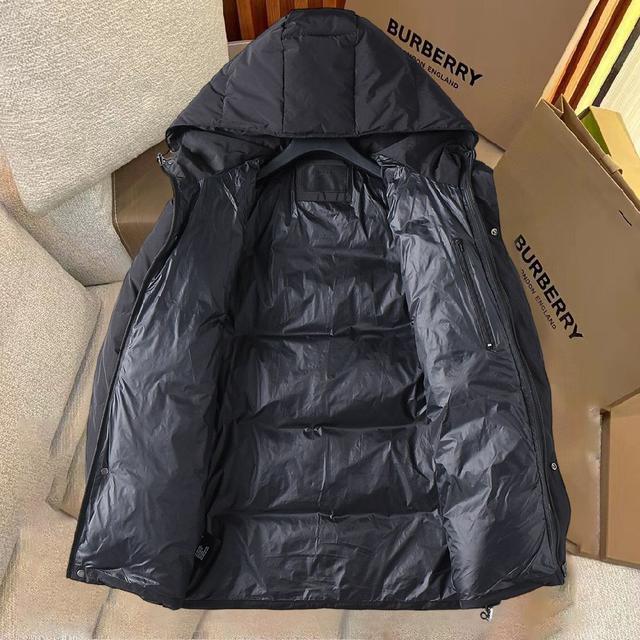 新款羽绒服。这款号称羽绒服届最贵的，全部90绒的