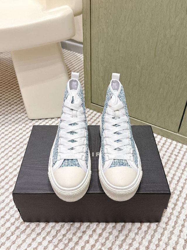 采用高密度加厚精梳棉帆布经特殊处理比一般帆布更耐脏，