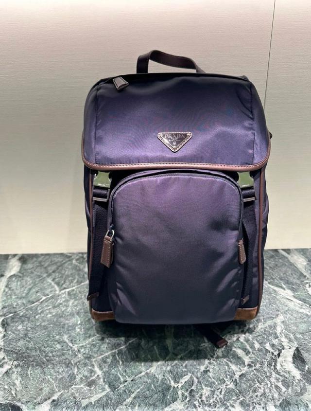 多个口袋和科技材质加衬背面颇具设计特色。经典中的新款，