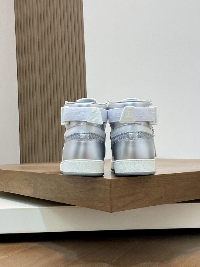 运动板鞋专柜同步，鞋面意大利进口，高品质拼接缤纷