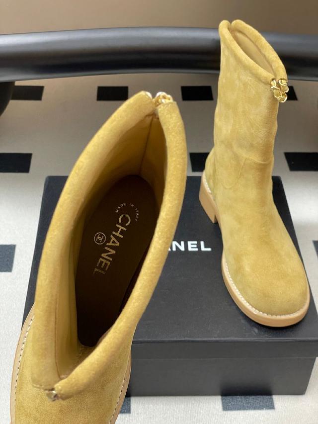 标志性的双C元素与幸运的四叶草巧妙结合，链条的装饰为靴子增添了一份随性