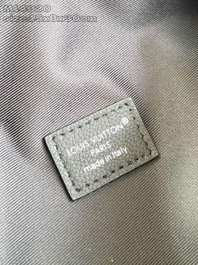 本款 Avenue 小号单肩包选用 Monogram Eclipse 涂