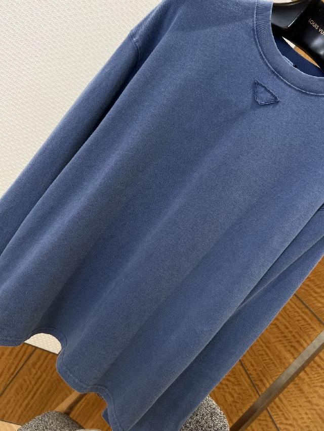 穿脱便捷且视觉整洁有序，既能单穿彰显随性，也能内搭打造叠穿层次