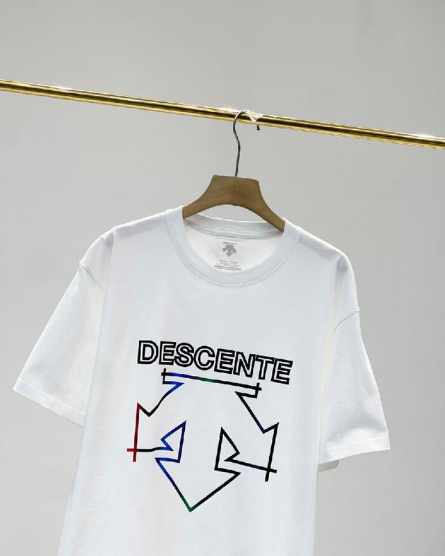 Descente/迪桑特这款卫衣看似简单，但是版型真的是十分的出众