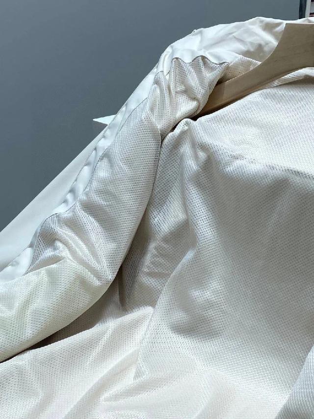 高度复刻，绝对是一款不可多得的好冲锋衣 ！！是一款横跨所有年龄的经典款百搭这个款是长青款，