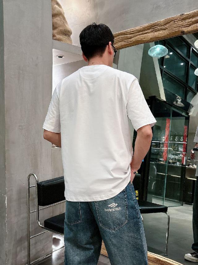领口采用高弹力罗纹搭配三本针包边工艺，反复穿着不易松弛卷边