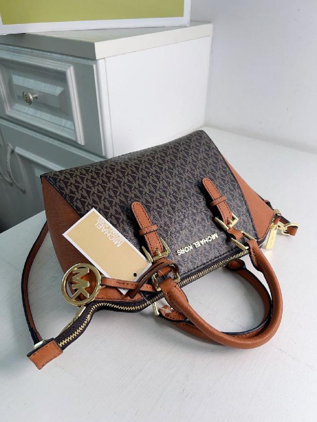 独家新款女士十字纹配老花饺子包手提斜挎包、内里容量大