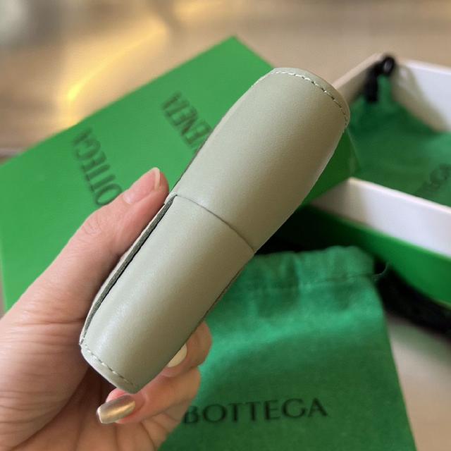 两折扣短夹式   纯手工编织 原厂牛皮。柔软度刚刚好  会