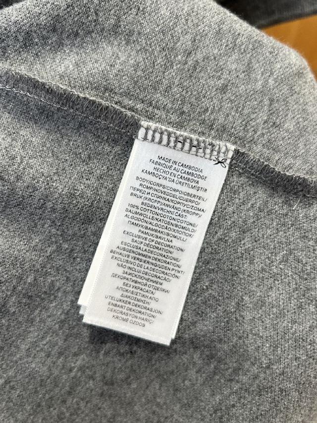 贴合手臂线条，不易变形卷边，细节处彰显品质；左胸处绣有品牌标志性小马刺绣，针脚细密精致