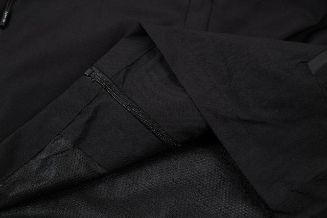 高度复刻，绝对是一款不可多得的好冲锋衣 ！！是一款横跨所有年龄的经典款百搭这个款是长青款