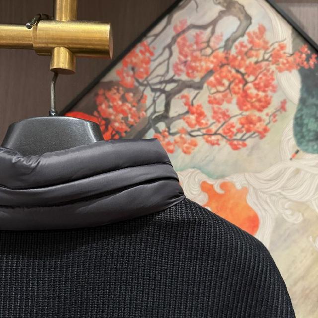 Vardar羽绒夹克饰有图形绗缝，将经典廓形与现代风格和谐相融。