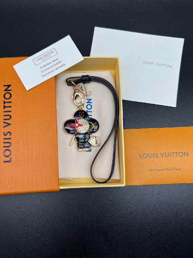 镶嵌水晶钻石装饰，搭配星星图案皮质挂绳。