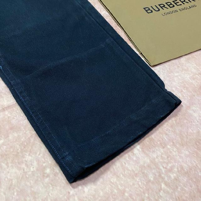 这款T恤极简主义设计和精美细节于一身。Oversize饰边引人联想蒂罗尔着装细节，召唤摩登新意，