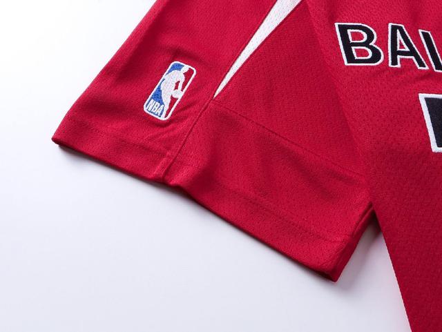 不同水洗质感的款式，对腿细腿粗人士十分友好，直筒宽松的版型十分修饰腿型