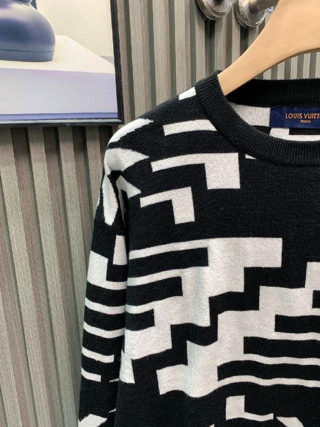 此款采用50羊毛50聚酰胺纤维26支双股混纺纱对板定染蓝色和红色