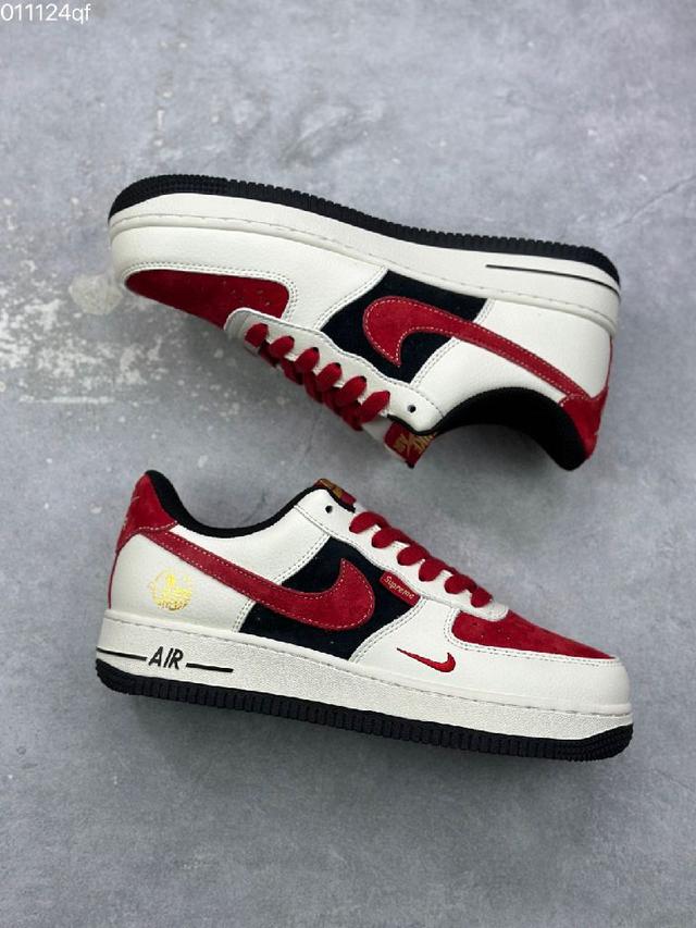 奶油白的温柔质感，碰撞上一抹中国红的点睛之笔，这双Air Force 1