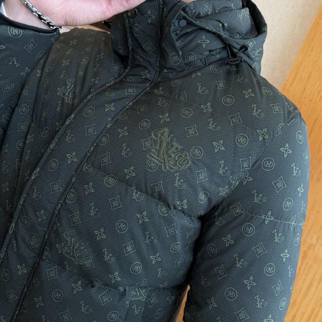 秋冬新款羽绒服。这款号称羽绒服届最贵的，全部90绒的。