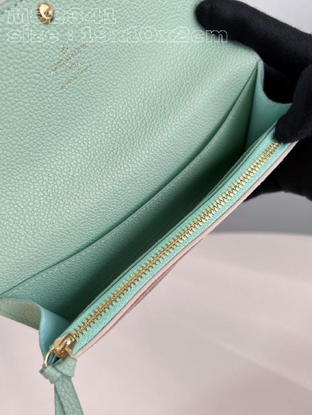 本款 Emilie 钱夹为柔软的 Monogram Empreinte 粒面牛皮革