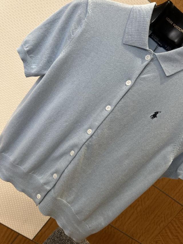 兼具良好透气性与抗皱性，保证了针织衫的舒适穿着体验与持久耐穿性；领口采用半拉链立领设计