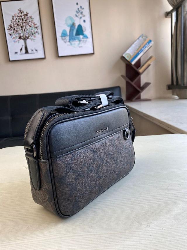 新款COACH 蔻驰 奥莱款热销经典款 男士单肩背斜挎包。