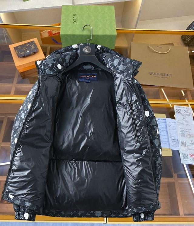 秋冬新款羽绒服。这款号称羽绒服届最贵的，全部90绒的