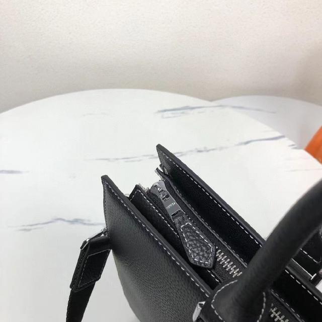 这款 Safari 手袋是二零二三秋季新品，兼具高雅风范与实用功能
