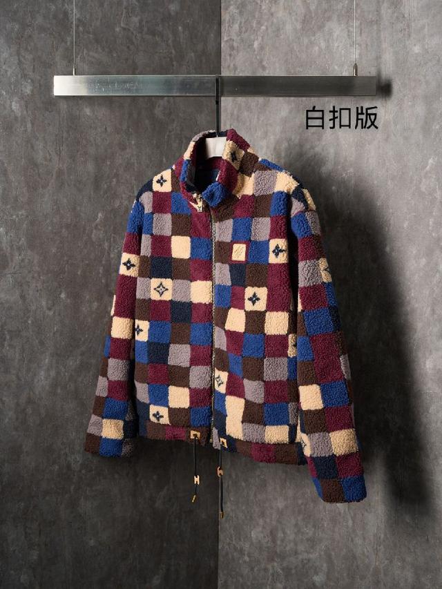 采用380克丝光双面  个密度面料可有效增加保暖性 可外穿和内搭 内里面料采用70%尼龙面料